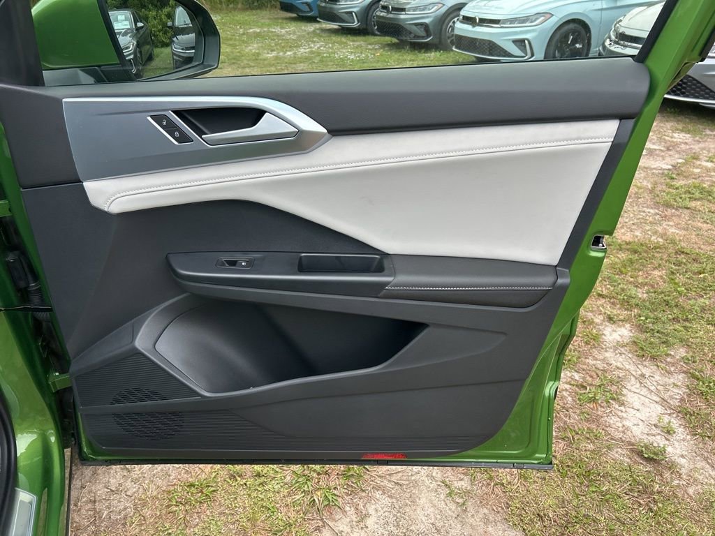 Certified 2025 Volkswagen Taos SE w/ Panoramic Sunroof Package image 43