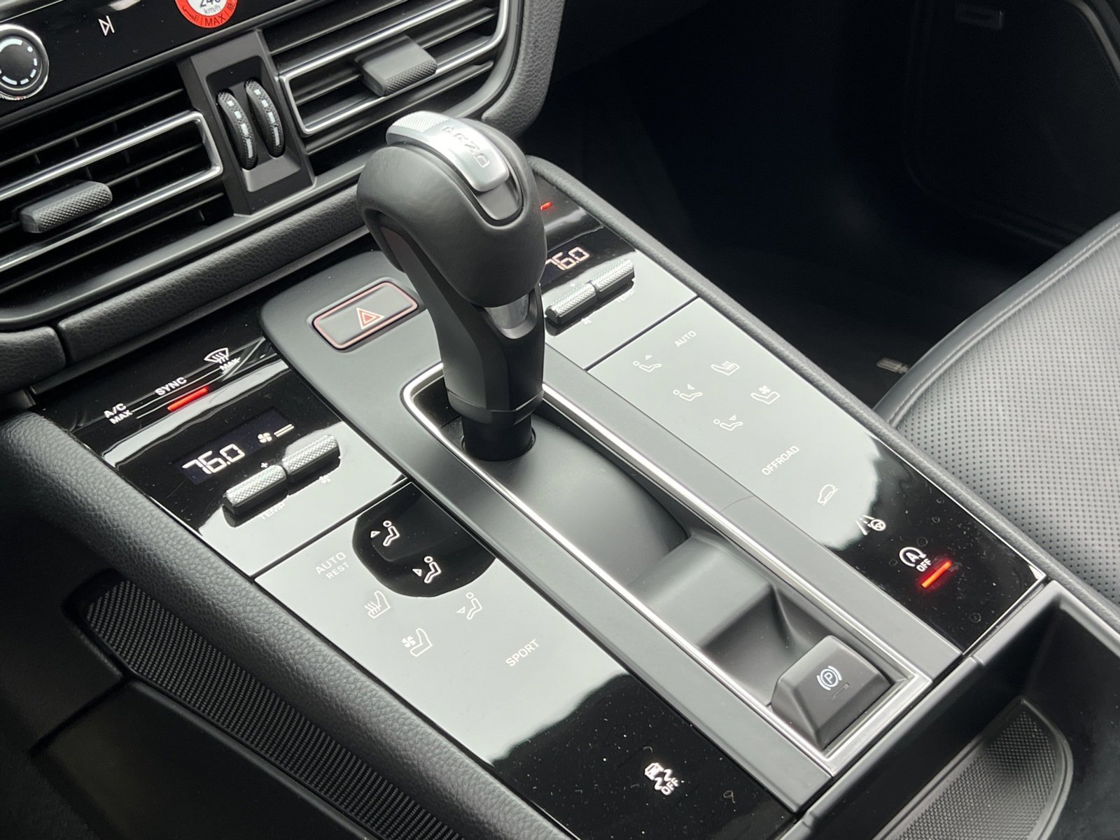 Certified 2025 Porsche Macan image 28