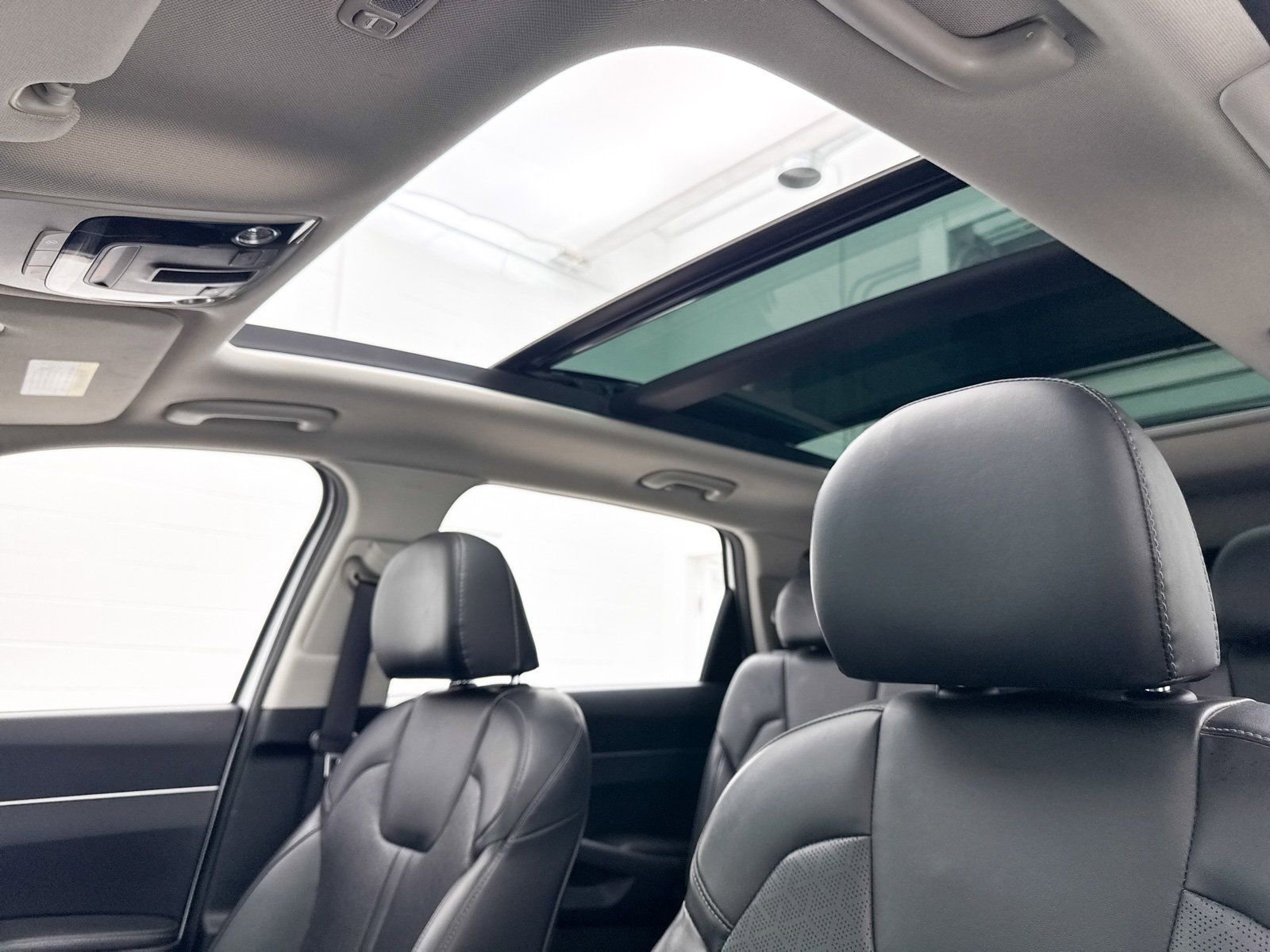 Used 2022 Kia Sorento S w/ Panoramic Sunroof Package image 3