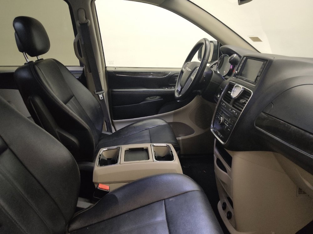Used 2016 Chrysler Town & Country Touring image 21