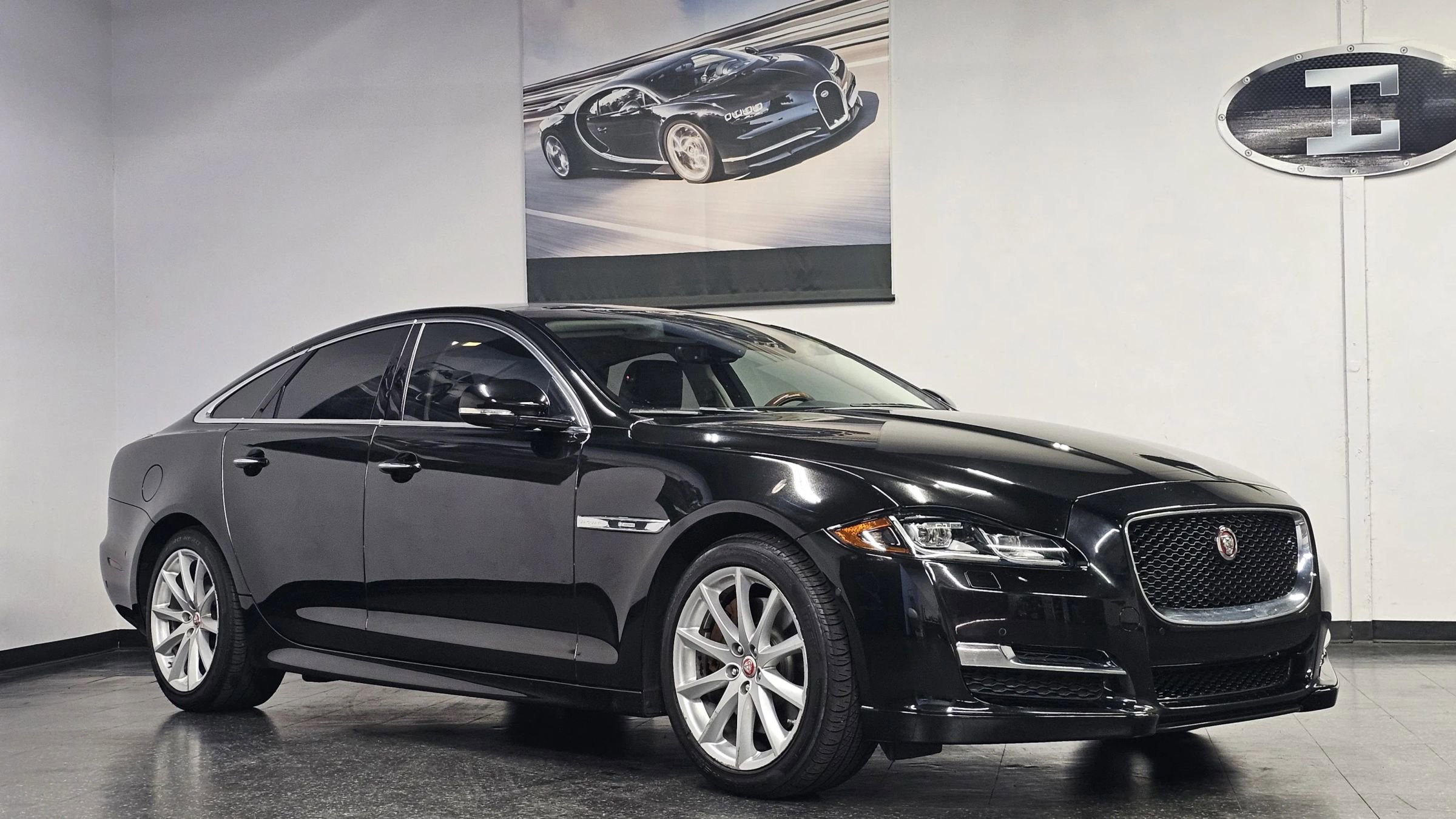 Used 2018 Jaguar XJ R-Sport RWD image 3