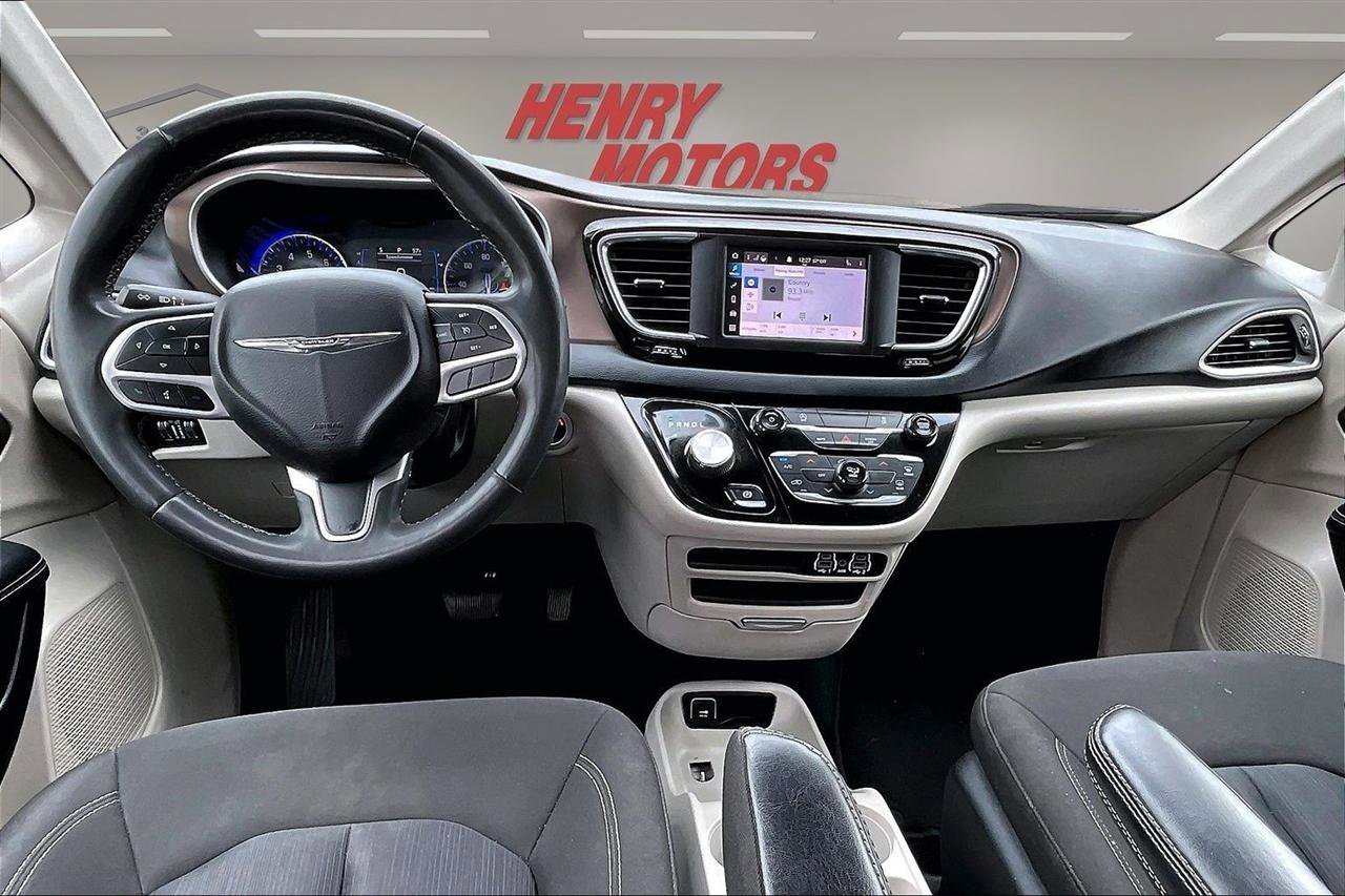 Used 2023 Chrysler Voyager LX FWD image 7