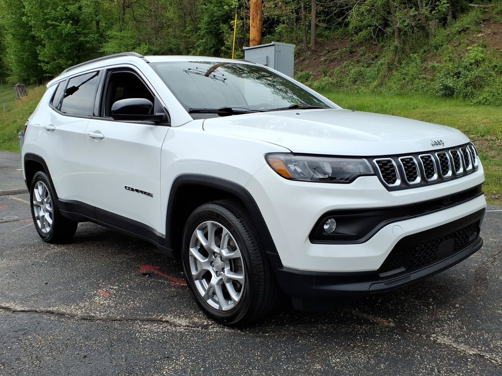 Certified 2024 Jeep Compass Latitude w/ Sun and Sound Group AWD/4WD image 2