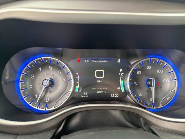 Used 2023 Chrysler Pacifica Touring-L image 15