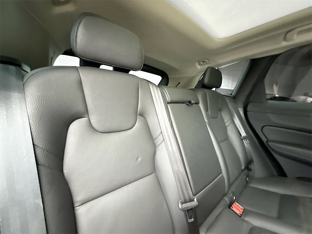 Used 2022 Volvo XC60 B5 Momentum image 32