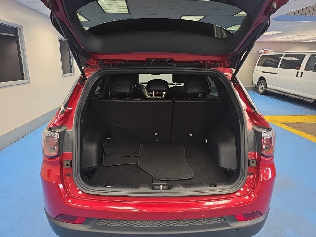 Used 2025 Jeep Compass Limited AWD/4WD image 9
