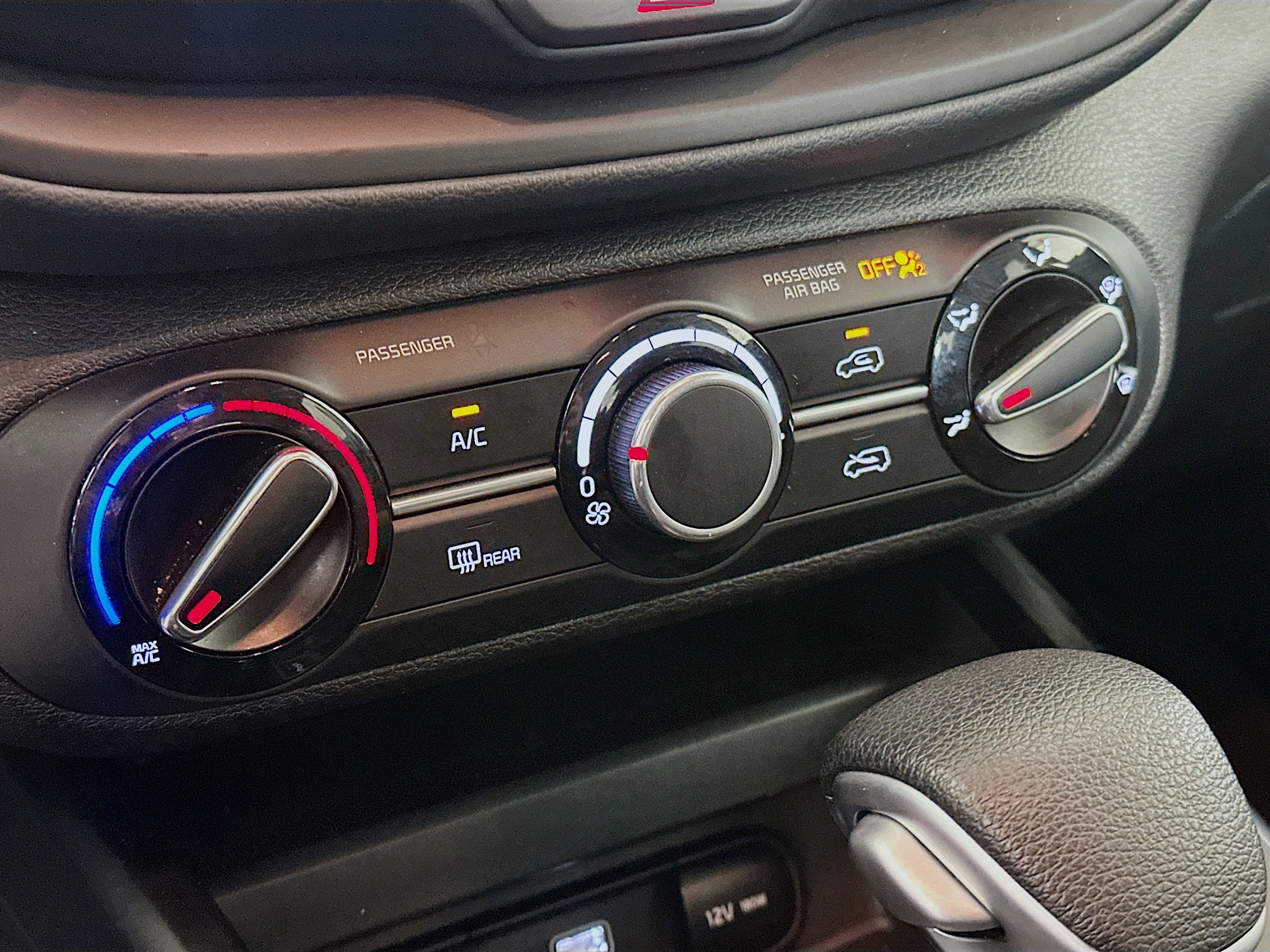 Used 2025 Kia Soul LX w/ LX Technology Package FWD image 23