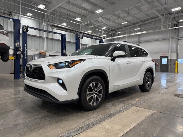Certified 2024 Toyota Highlander AWD image 3