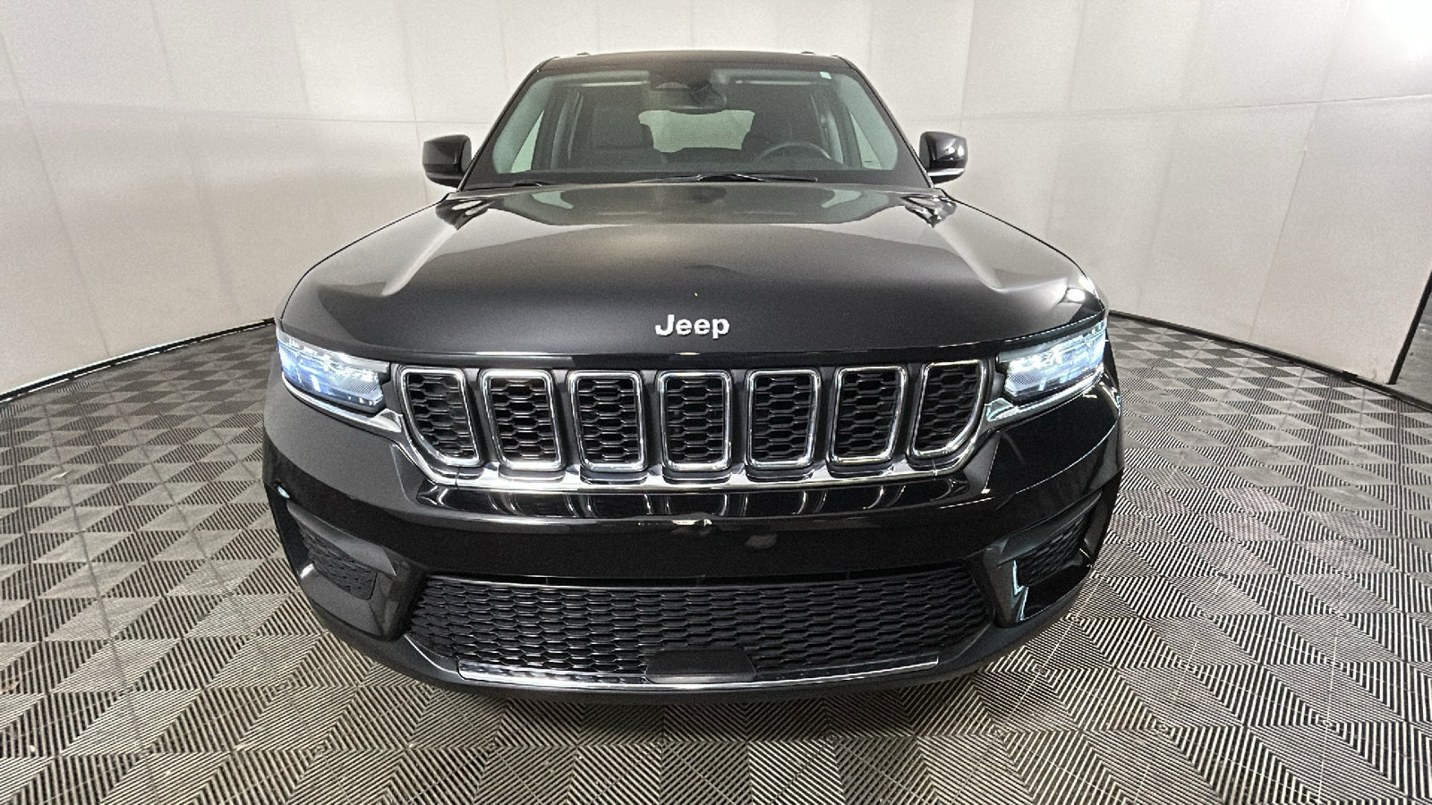 Used 2024 Jeep Grand Cherokee Laredo X AWD/4WD image 9