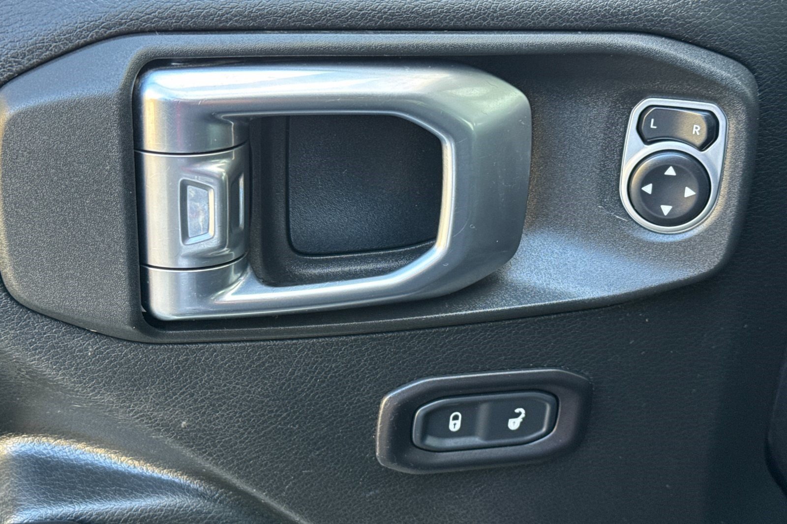 Used 2018 Jeep Wrangler Unlimited Rubicon AWD/4WD image 14