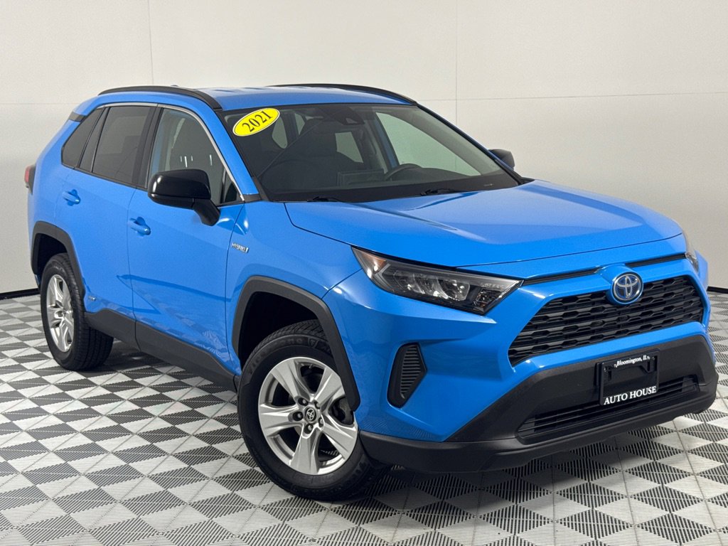 Used 2021 Toyota RAV4 LE image 2