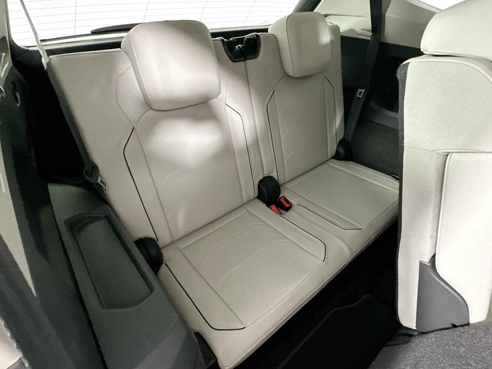 Used 2018 Volkswagen Tiguan SEL Premium FWD image 27