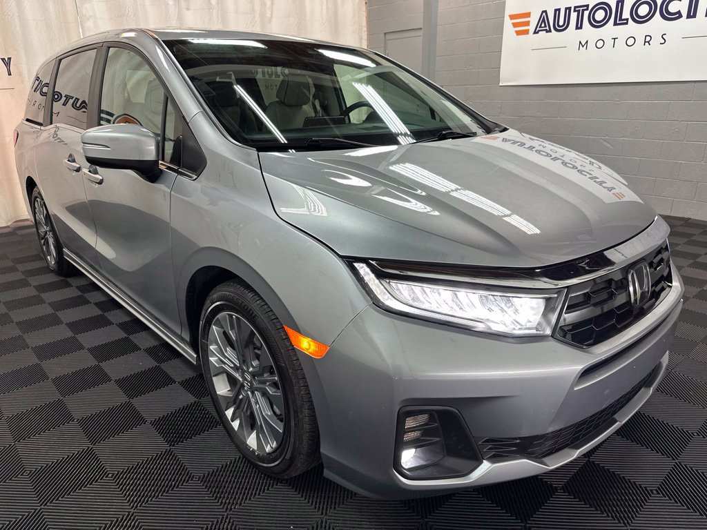Used 2025 Honda Odyssey Touring image 2