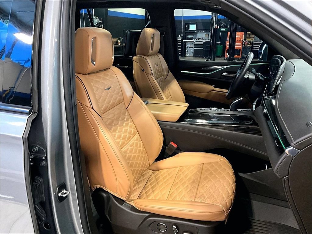 Used 2023 Cadillac Escalade Sport w/ LPO, ONYX Package AWD/4WD image 11