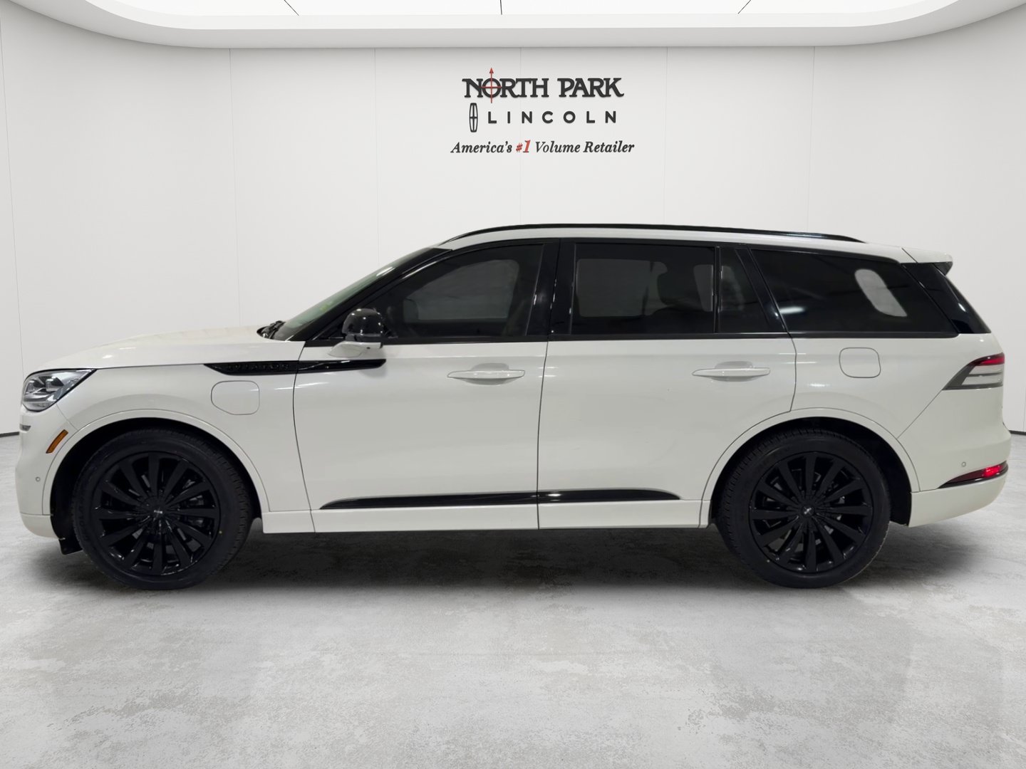 Used 2023 Lincoln Aviator Black Label Grand Touring w/ Class IV Trailer Tow Package AWD/4WD image 2