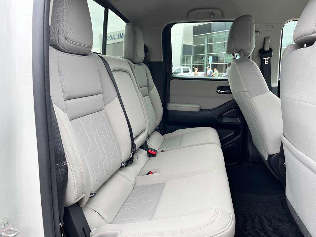 Used 2025 Nissan Frontier SV w/ SV Convenience Package RWD image 17