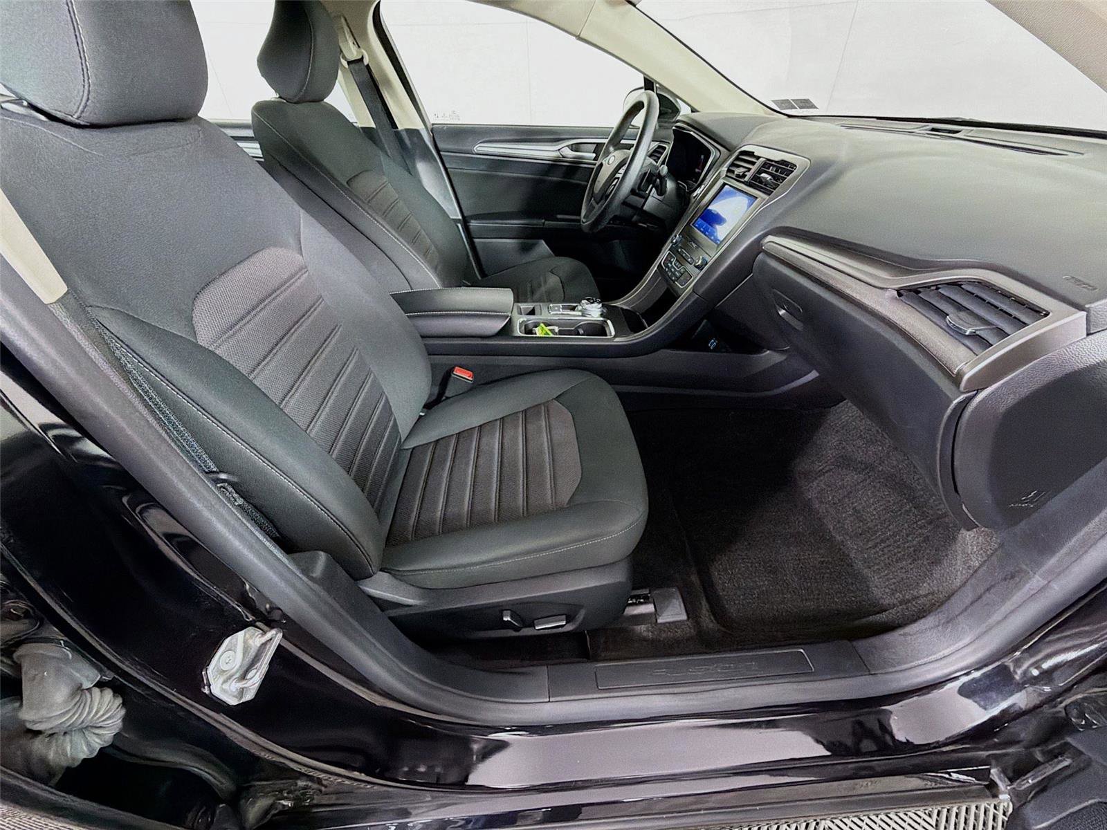 Used 2020 Ford Fusion SE image 26