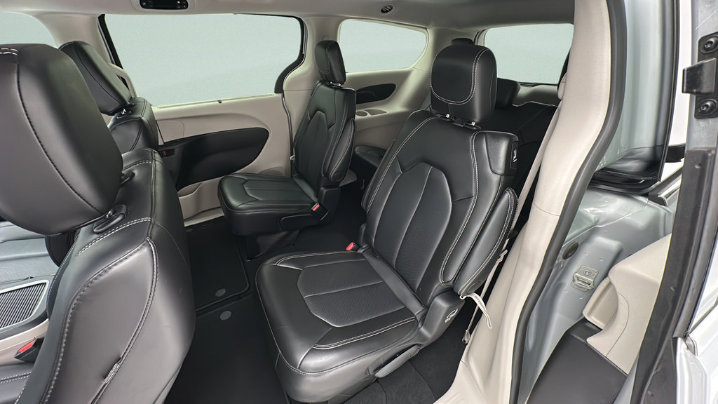 Used 2024 Chrysler Pacifica Touring-L FWD image 11