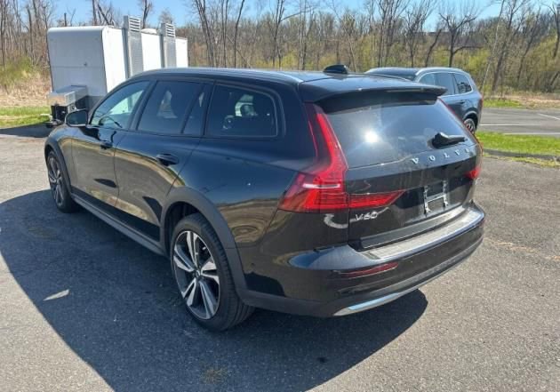 Used 2024 Volvo V60 B5 Cross Country Plus image 11