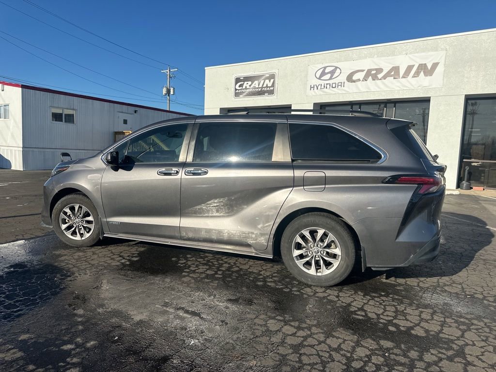 Used 2021 Toyota Sienna XLE image 7