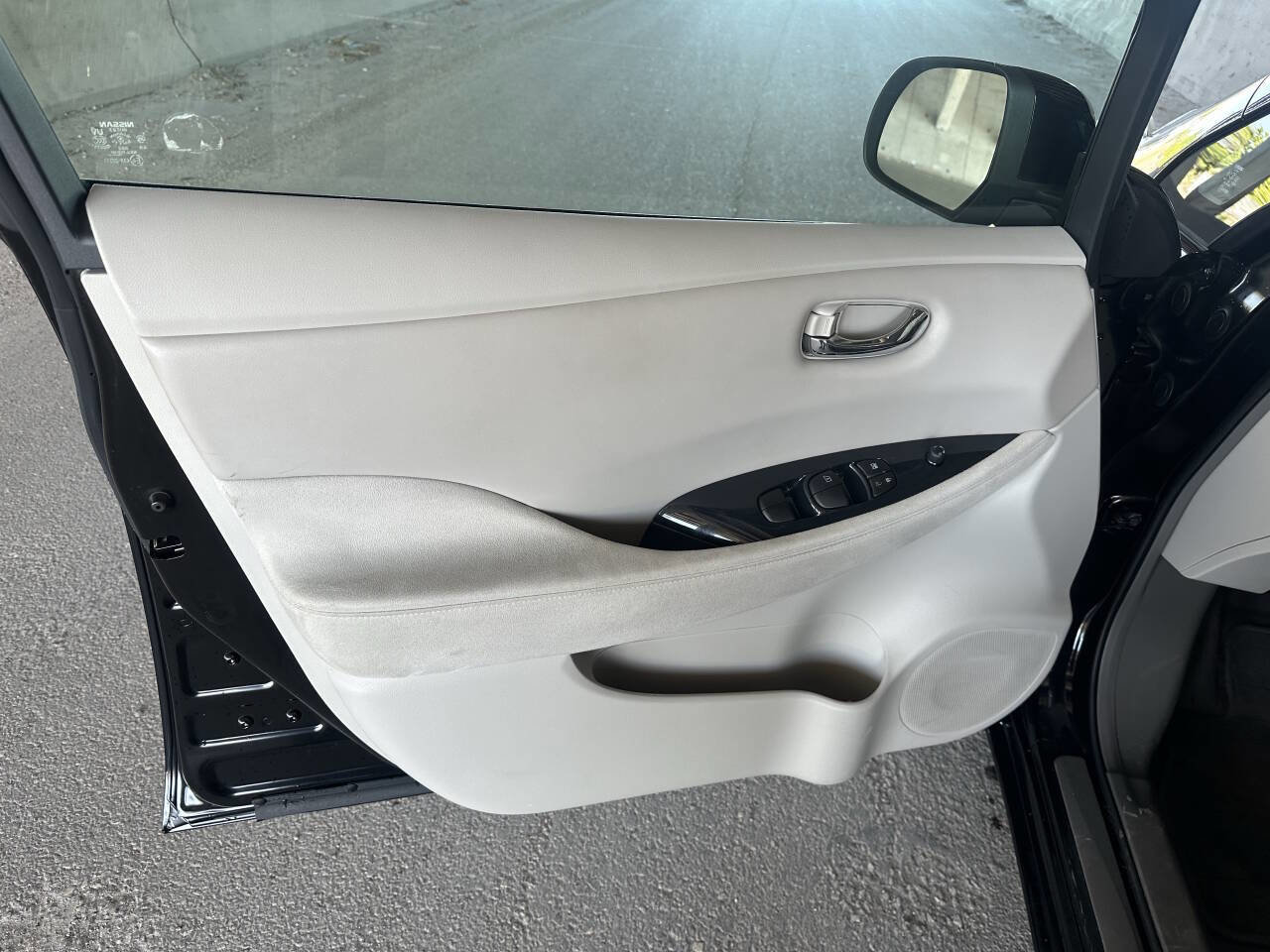 Used 2011 Nissan Leaf SL w/ Eco Design Pkg image 20