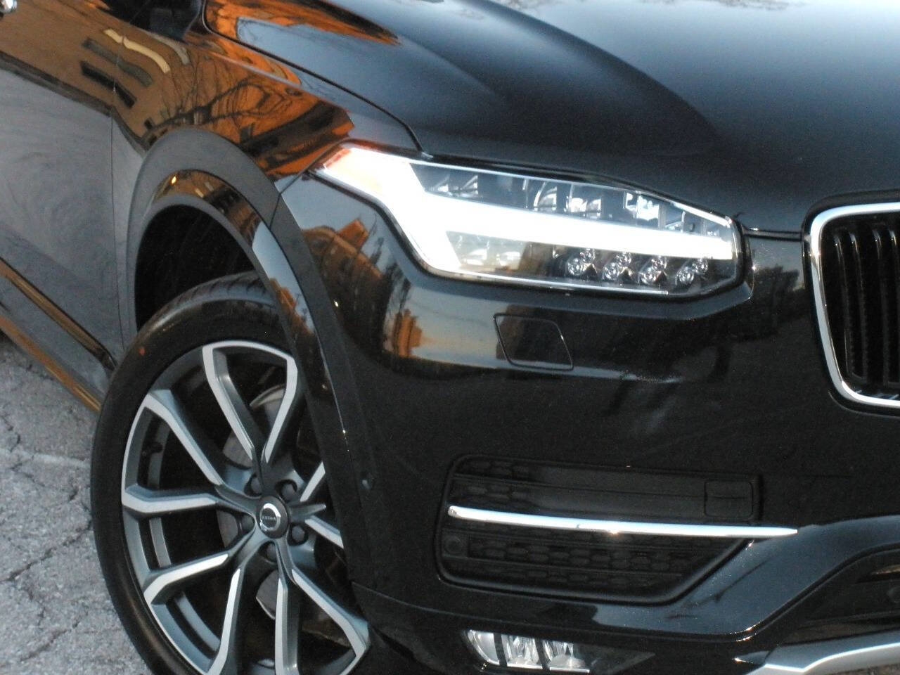 Used 2018 Volvo XC90 T6 Momentum w/ Convenience Package image 4