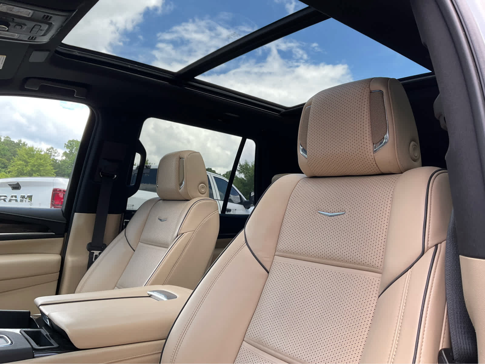 Used 2023 Cadillac Escalade Premium Luxury w/ Performance Package AWD/4WD image 21