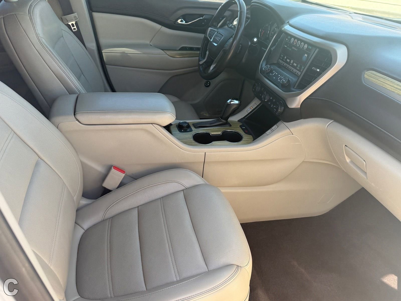 Used 2019 GMC Acadia Denali w/ Technology Package FWD image 10