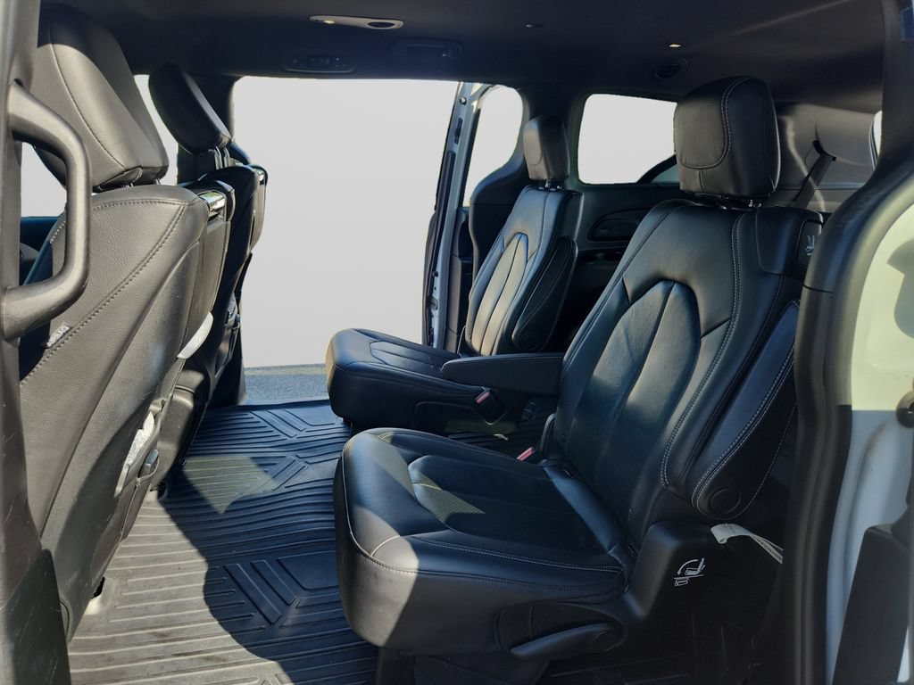 Used 2019 Chrysler Pacifica Touring-L Plus w/ S Appearance Package FWD image 16