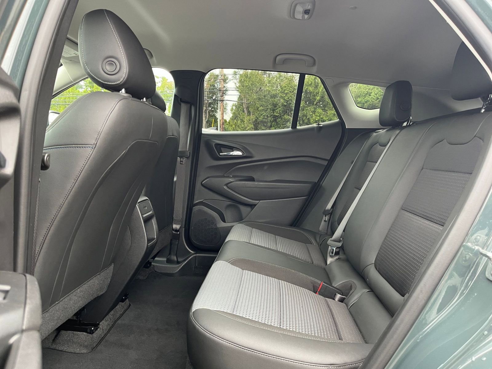 Used 2025 Chevrolet Trax LT FWD image 24