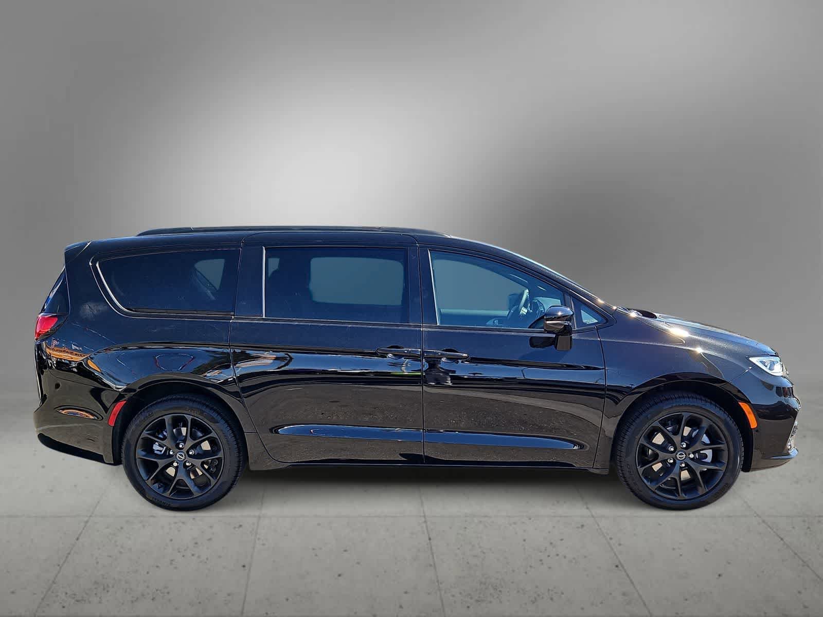 New 2026 Chrysler Pacifica Limited AWD/4WD image 9