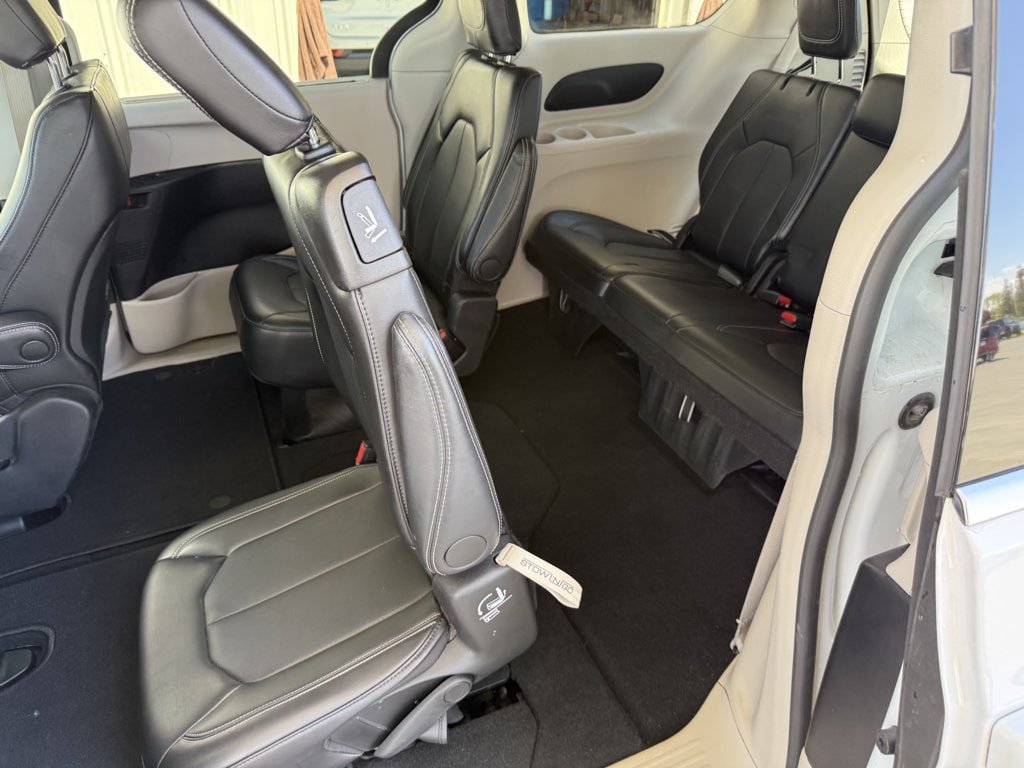 Used 2024 Chrysler Pacifica Touring-L FWD image 15