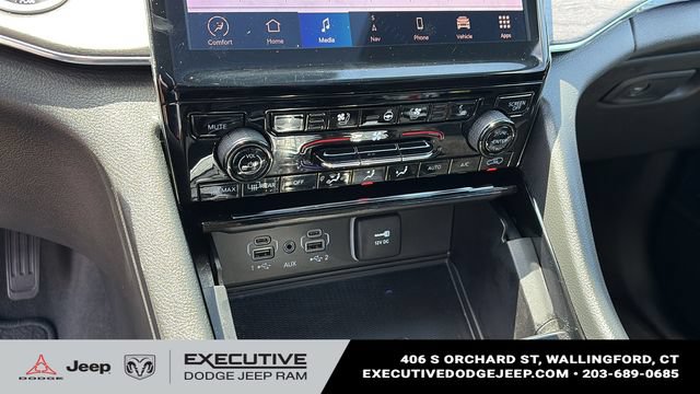 Used 2023 Jeep Grand Cherokee Overland w/ Luxury Tech Group IV AWD/4WD image 18