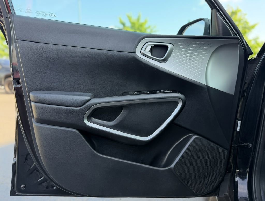 Used 2022 Kia Soul LX image 8