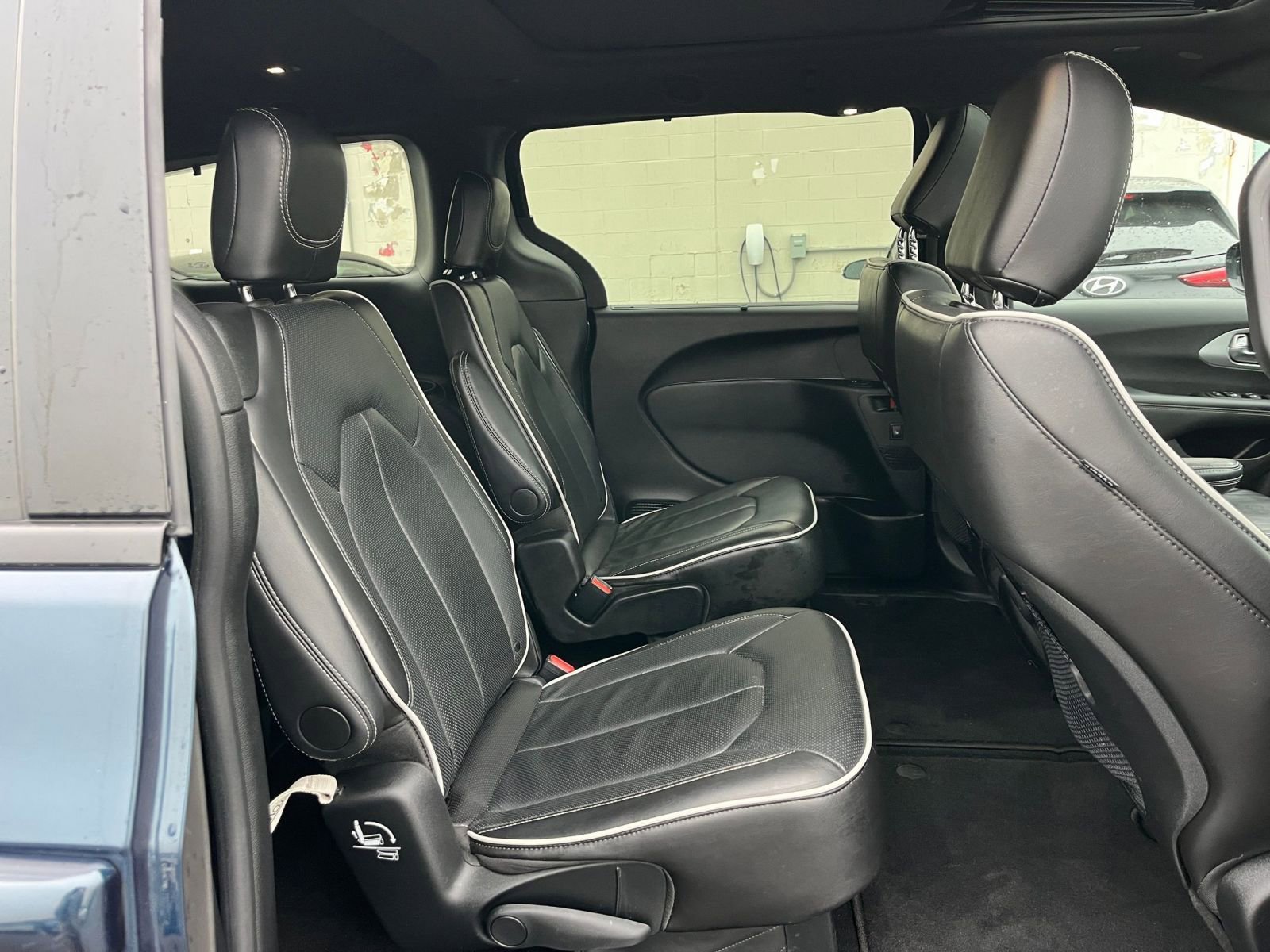 Used 2025 Chrysler Pacifica Limited image 28