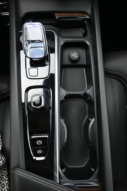 Used 2023 Volvo XC60 B5 Ultimate w/ Climate Package FWD image 12