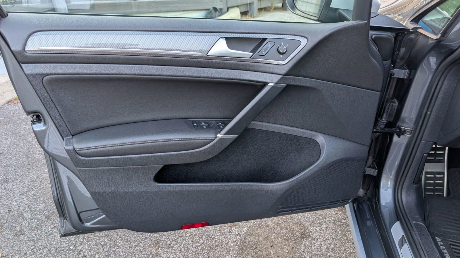 Used 2017 Volkswagen Golf Alltrack SE image 16