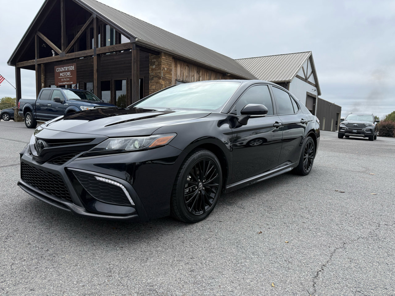 Used 2022 Toyota Camry SE image 2