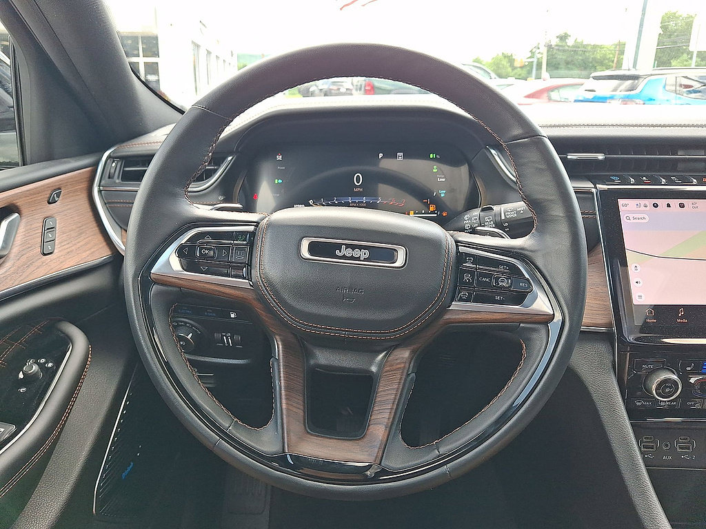Used 2023 Jeep Grand Cherokee Summit AWD/4WD image 16