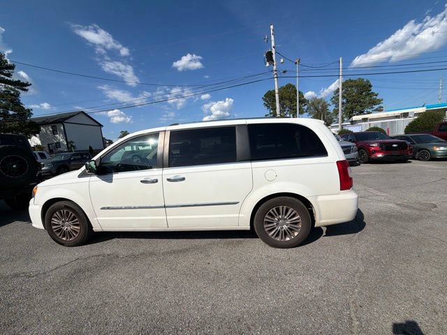 Used 2011 Chrysler Town & Country Limited FWD image 27