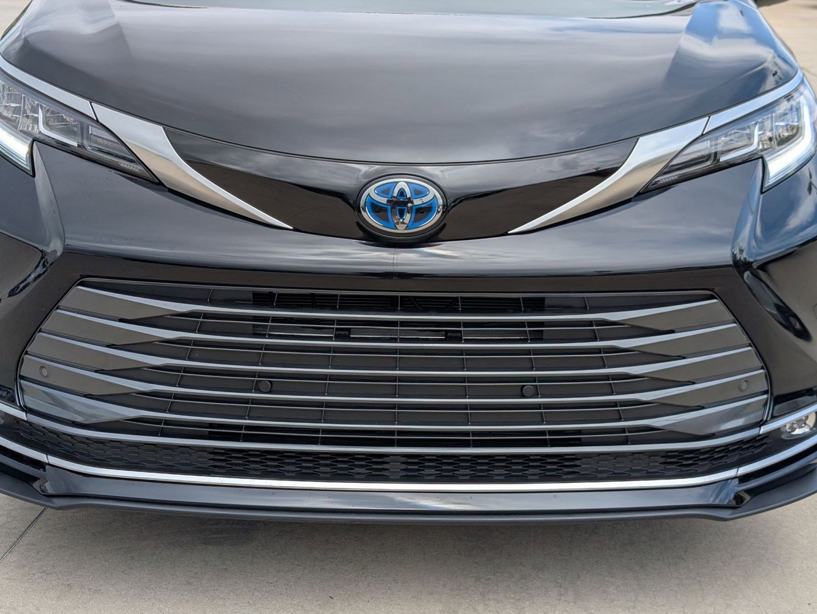 Used 2025 Toyota Sienna Limited AWD/4WD image 9