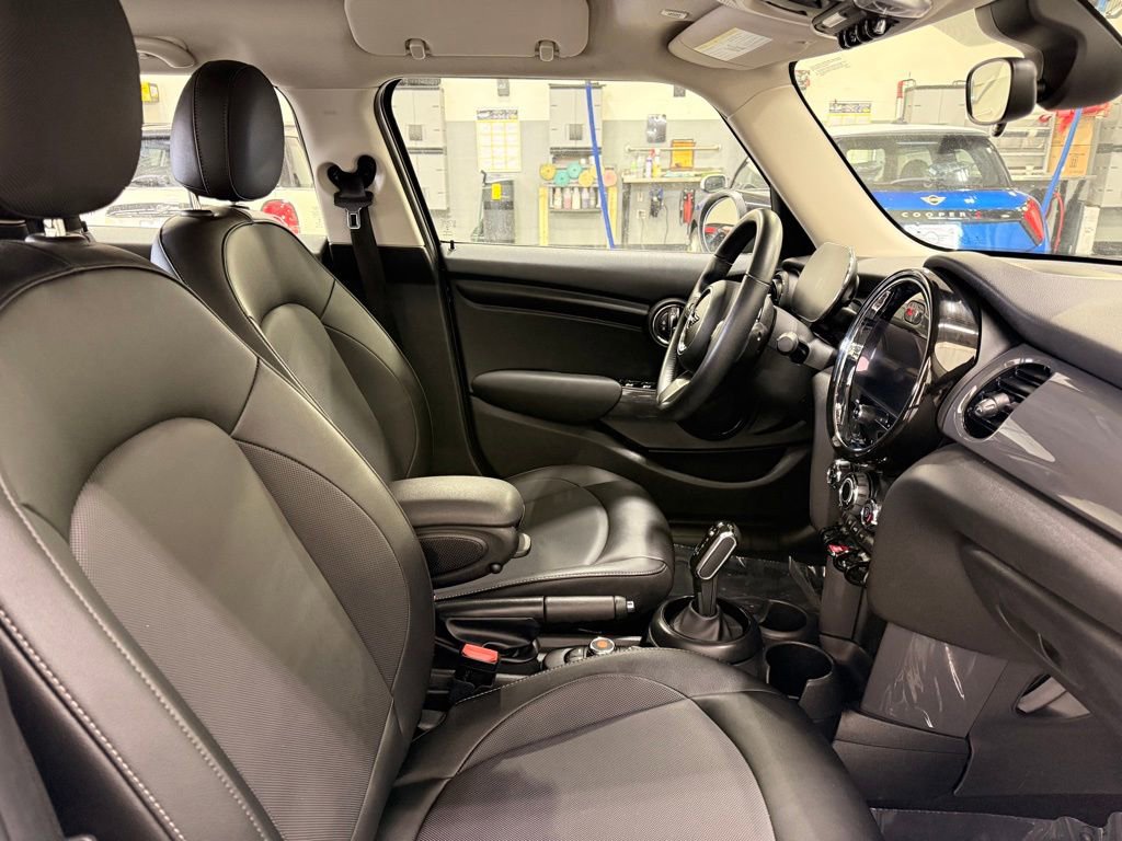 Used 2022 MINI Cooper 4-Door Hardtop w/ Storage Package image 30