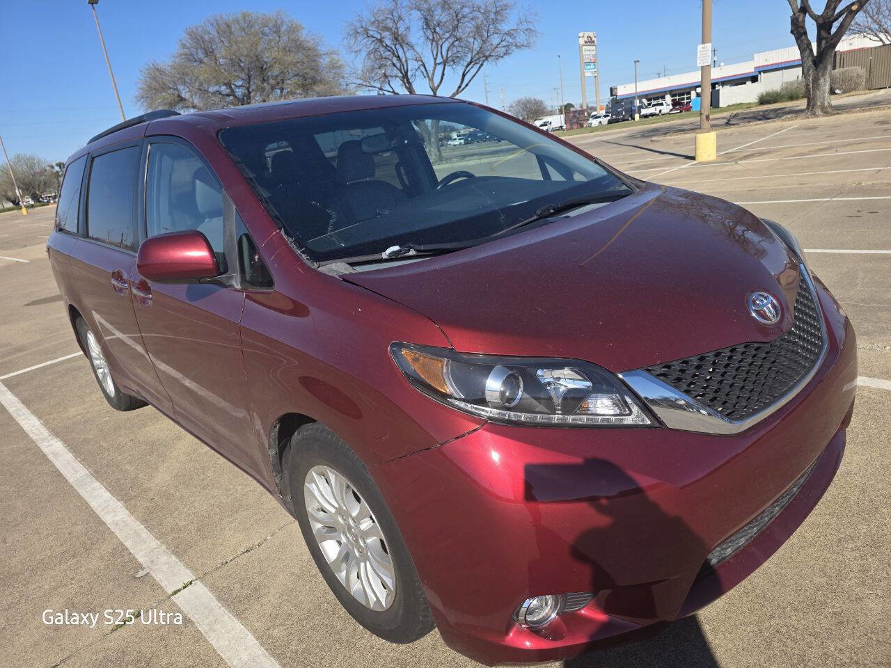 Used 2015 Toyota Sienna XLE image 1