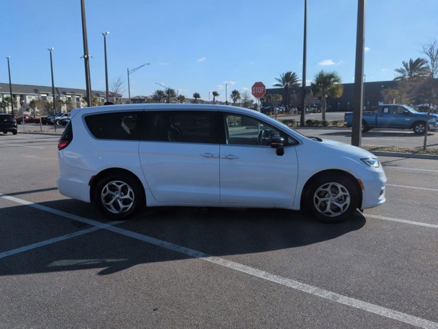 Used 2024 Chrysler Pacifica Limited image 4