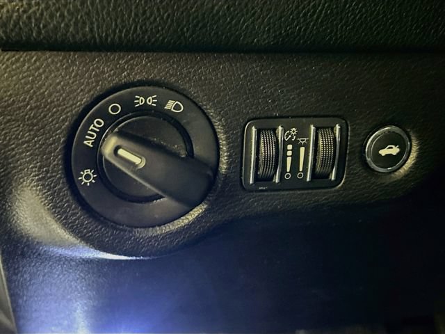 Used 2015 Dodge Challenger SXT RWD image 10