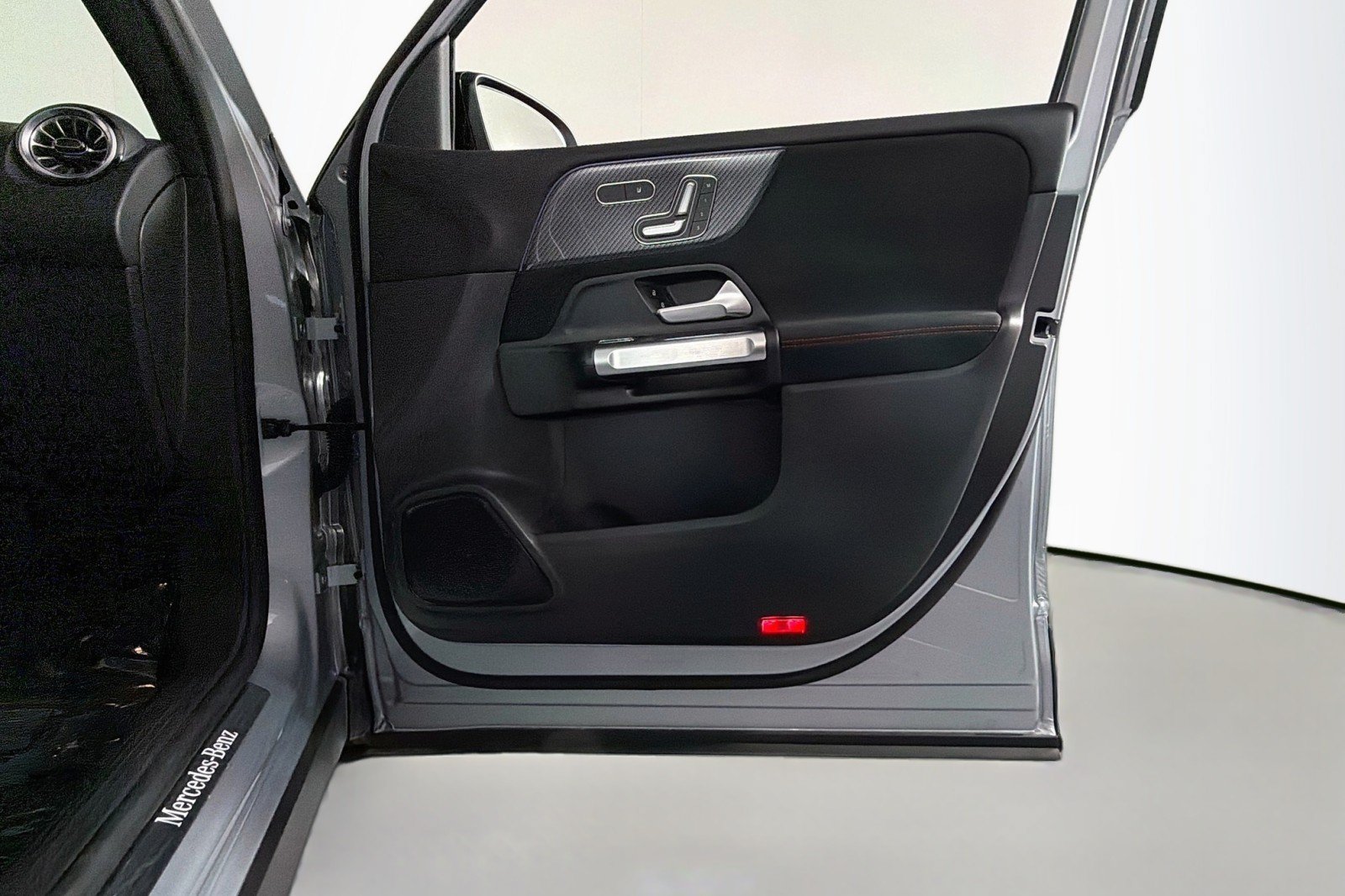 Used 2025 Mercedes-Benz GLB 250 image 23