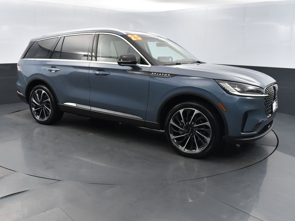 Certified 2025 Lincoln Aviator Reserve w/ Equipment Group 201A image 3