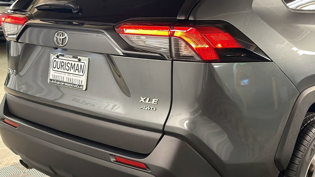 Used 2021 Toyota RAV4 XLE w/ Convenience Package image 9