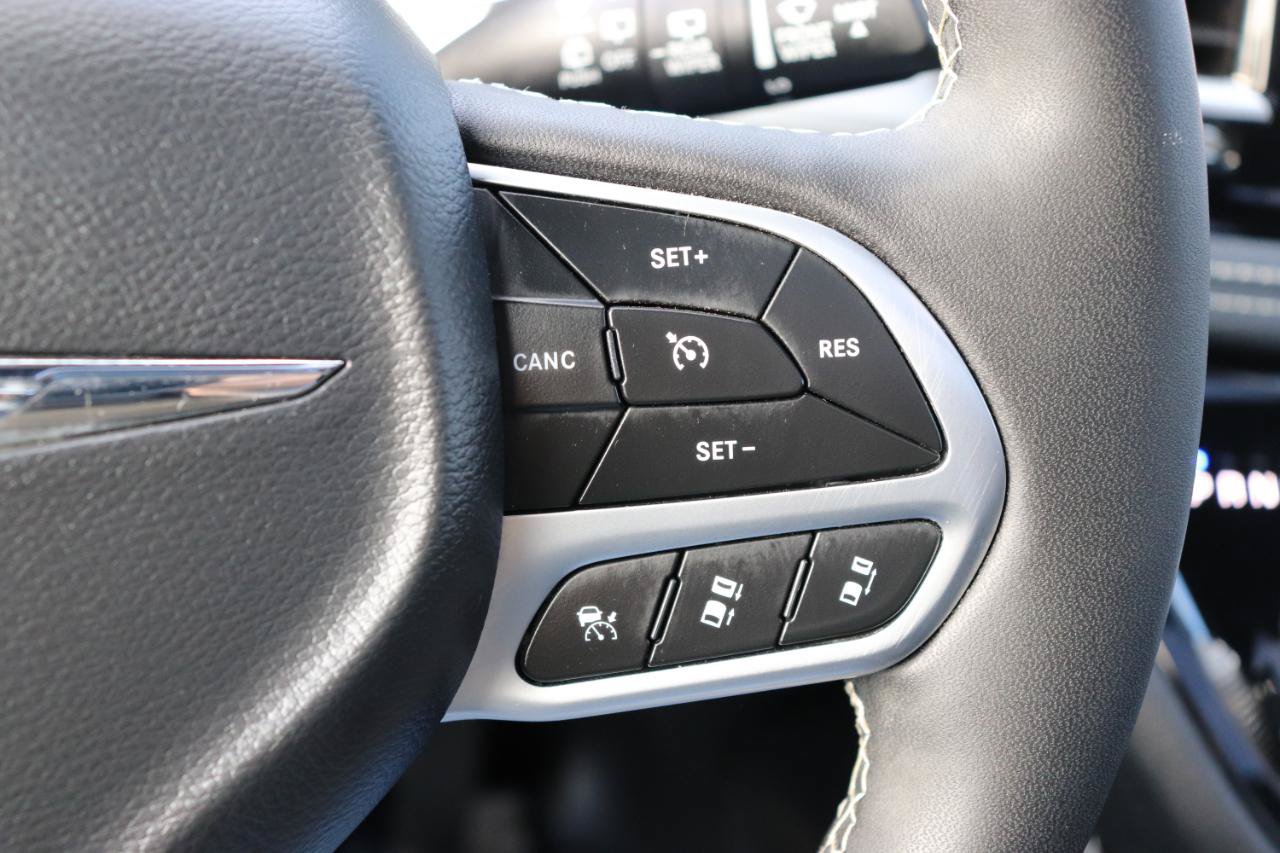 Used 2026 Chrysler Pacifica Limited FWD image 39