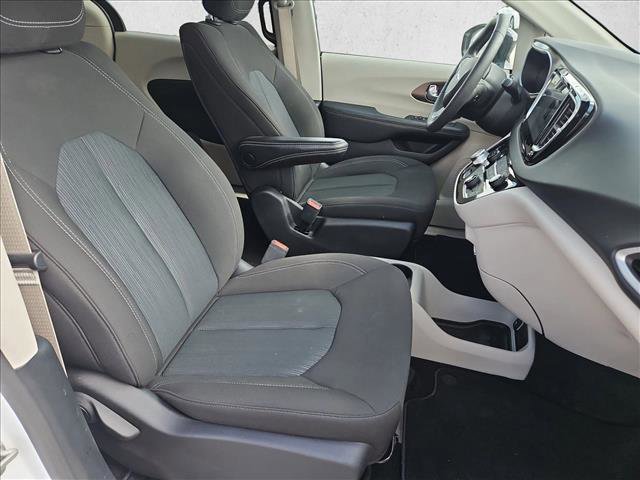 Used 2024 Chrysler Voyager LX image 20